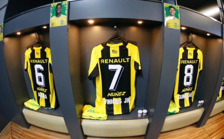 Los jugadores de Brasil recibieron de regalo camisetas de Peñarol con sus nombres.