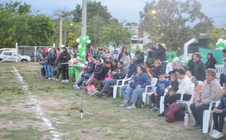 Club Juvenil inauguró iluminación de cancha de fútbol infantil