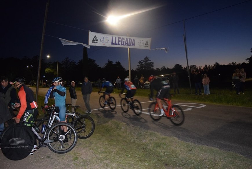 Con una gran fiesta del ciclismo nacional quedó inaugurada iluminación de la pista.