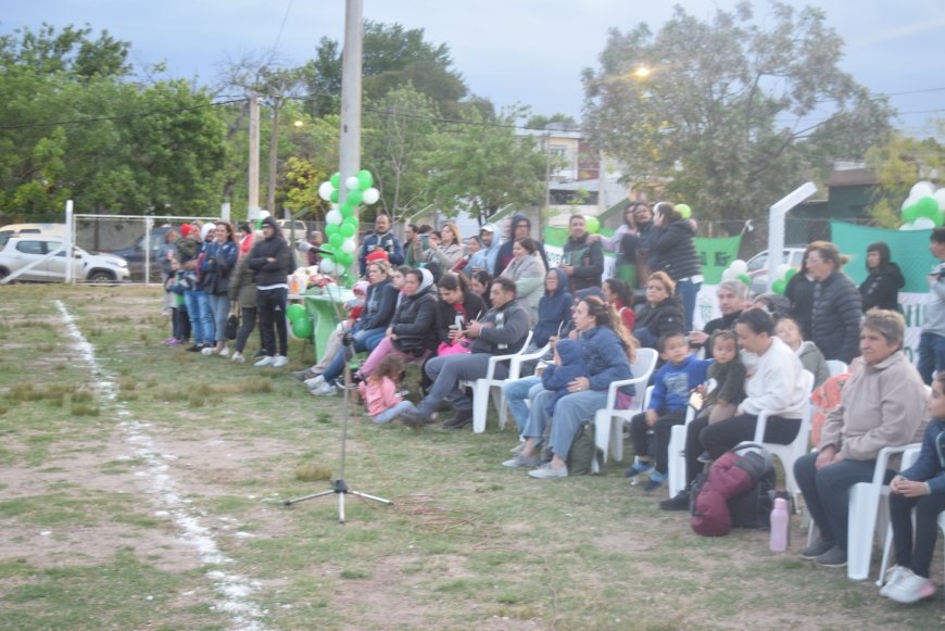 Club Juvenil inauguró iluminación de cancha de fútbol infantil