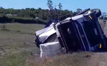 Próximo a ciudad de Durazno volcó un camión que transportaba celulosa, lo importante es que el conductor se encuentra bien.