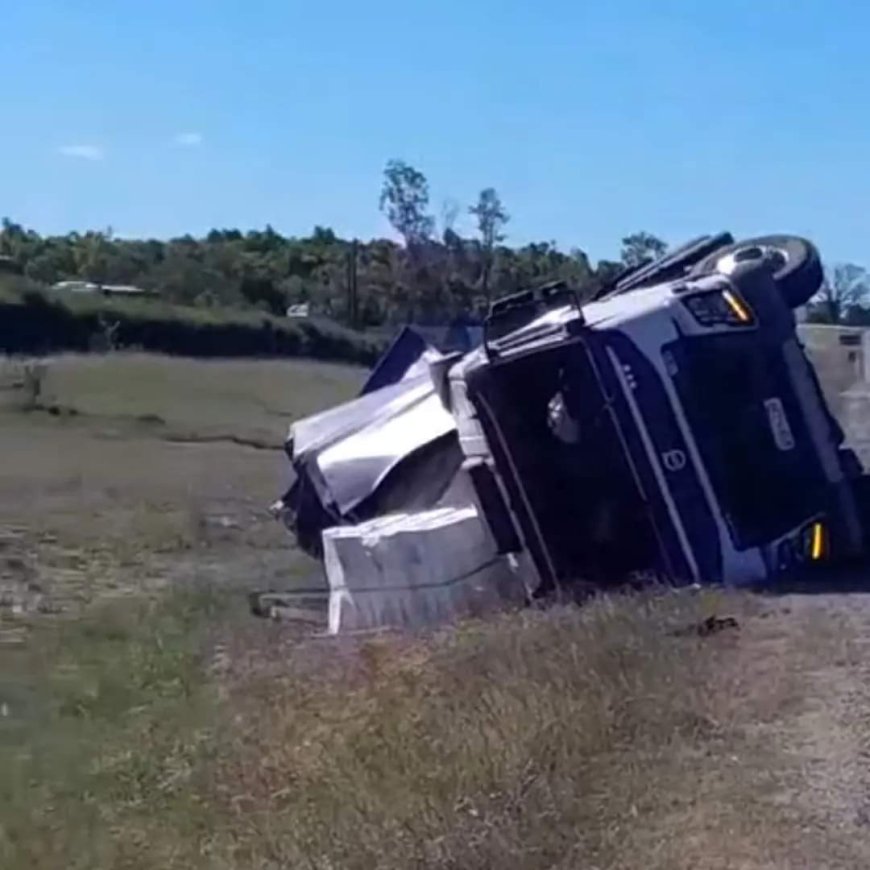 Próximo a ciudad de Durazno volcó un camión que transportaba celulosa, lo importante es que el conductor se encuentra bien.