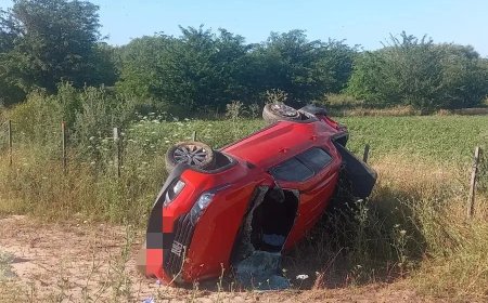 Volcó camioneta en Camino Paricor.