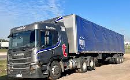 Camión que transportaba celulosa, perdió parte de la carga.