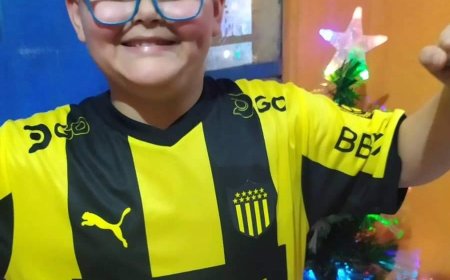 La nobleza de una crack del fútbol, Micaela Domínguez, le envío su camiseta a Papá Noel.