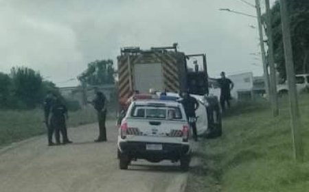 Auto volcó en calle Dr. Alcides Burgues.