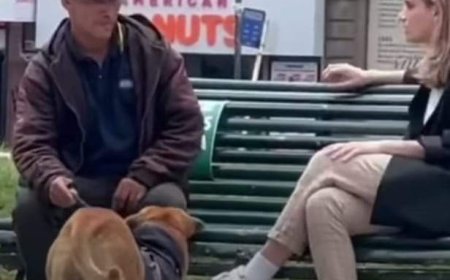 Jóven terapeuta se sienta en plaza a obsequiar 15 minutos de terapia.