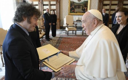 Milei se reunió una hora con el papa Francisco y le regaló alfajores y galletas de limón.
