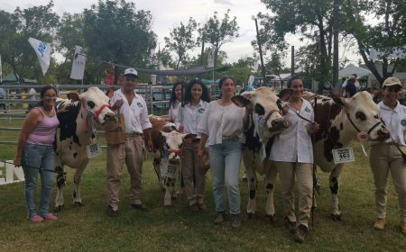 Escuela Agraria Durazno premiada, nuevamente, en la Expo Durazno con la raza Normando