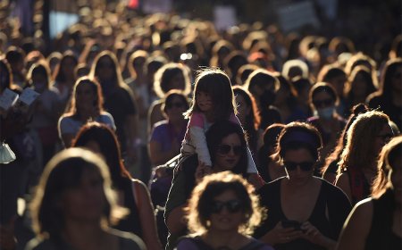Multitudinaria marcha por el Día Internacional de la Mujer