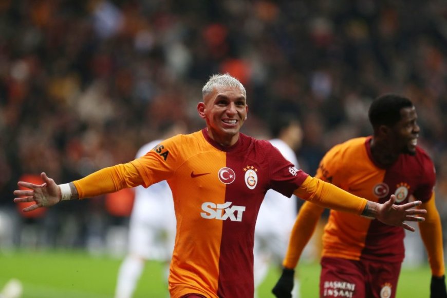 El Galatasaray goleó y lidera. Torreira anotó uno de los goles