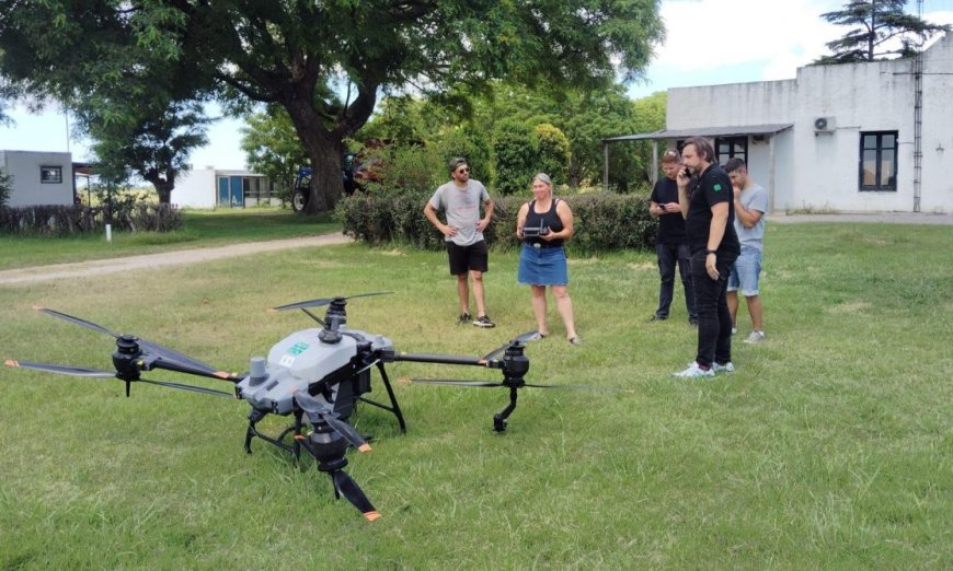 UTU capacita a docentes y alumnos en el uso de drones aplicadores para el agro