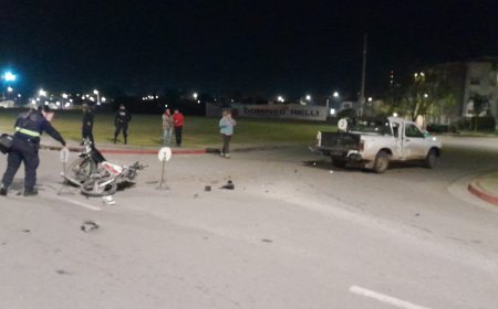 Otro siniestro de tránsito - Motociclistas impactan contra camioneta en Avenida Frugoni.