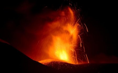 Intensa actividad de los volcanes italianos Estrómboli y Etna: erupciones, lava y cenizas