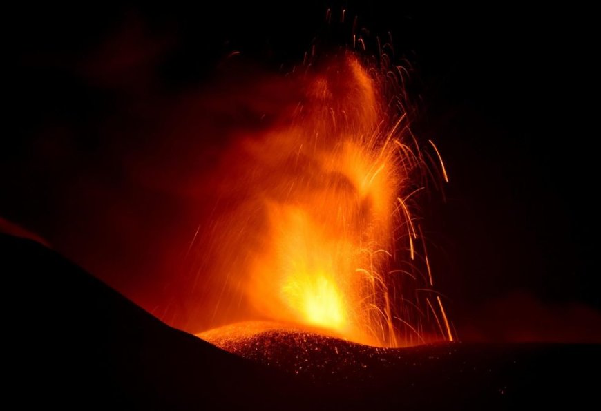 Intensa actividad de los volcanes italianos Estrómboli y Etna: erupciones, lava y cenizas