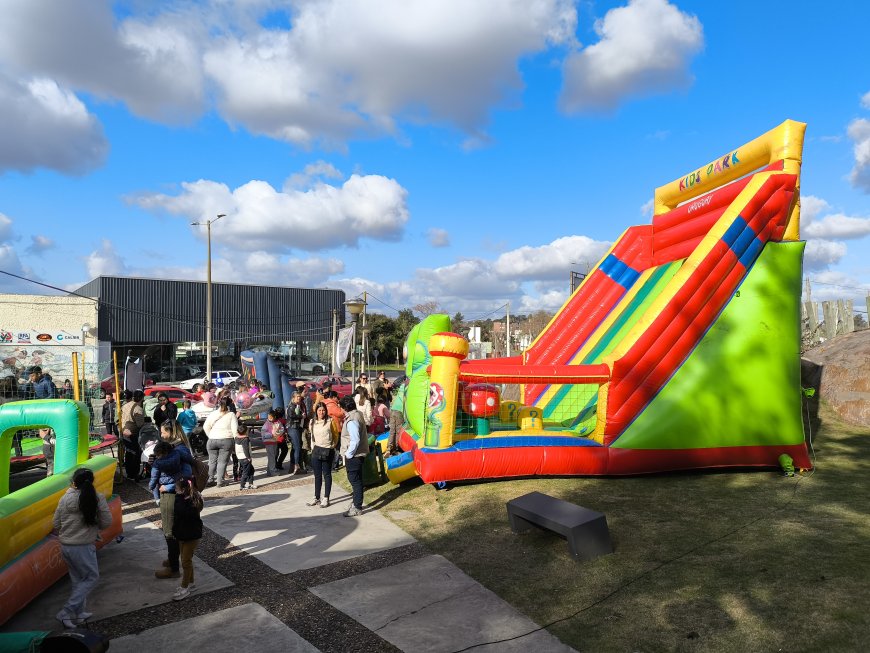 Continúa la diversión familiar en Plaza Rodó: Juegos Inflables hasta las 17:30 hs.