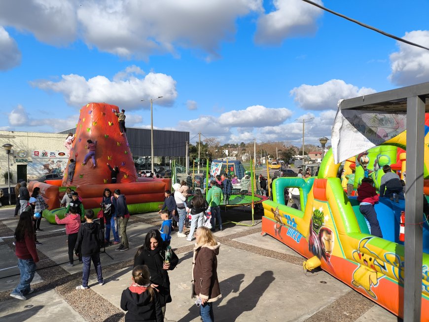 Continúa la diversión familiar en Plaza Rodó: Juegos Inflables hasta las 17:30 hs.