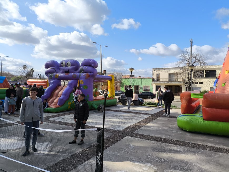 Continúa la diversión familiar en Plaza Rodó: Juegos Inflables hasta las 17:30 hs.