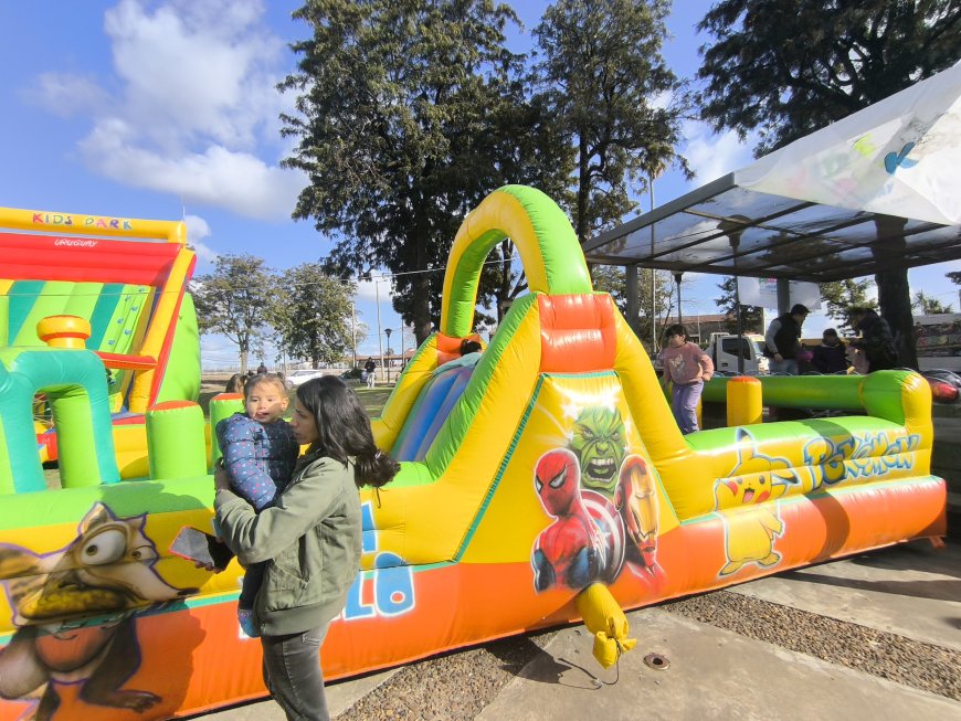 Continúa la diversión familiar en Plaza Rodó: Juegos Inflables hasta las 17:30 hs.