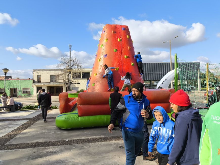 Continúa la diversión familiar en Plaza Rodó: Juegos Inflables hasta las 17:30 hs.