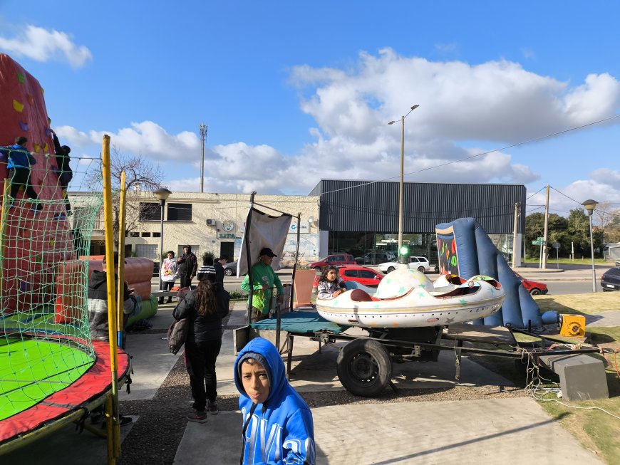 Continúa la diversión familiar en Plaza Rodó: Juegos Inflables hasta las 17:30 hs.