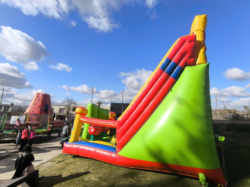 Continúa la diversión familiar en Plaza Rodó: Juegos Inflables hasta las 17:30 hs.