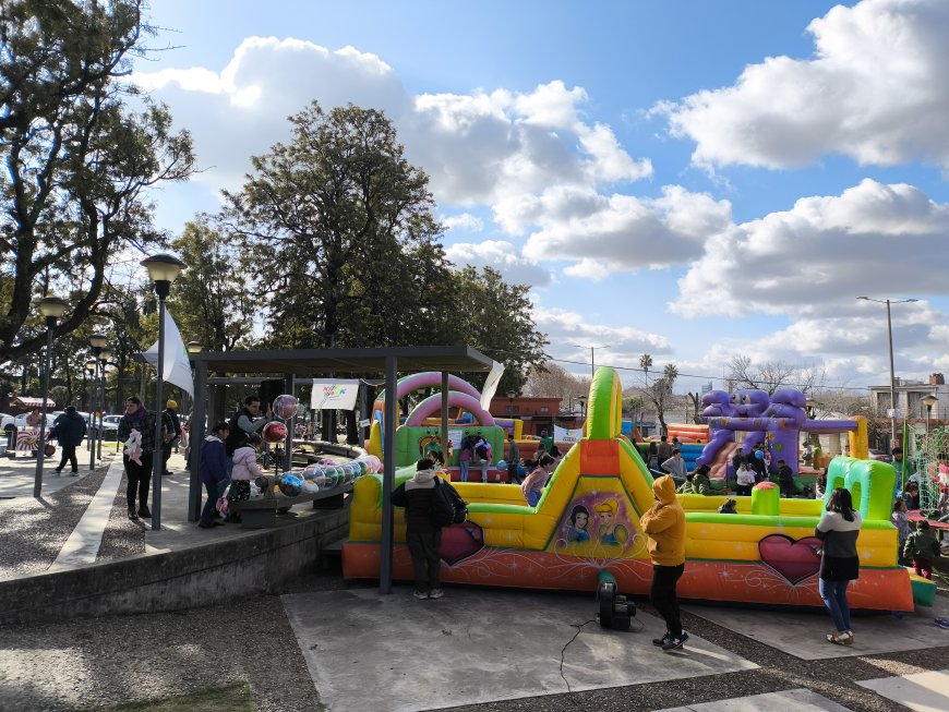 Continúa la diversión familiar en Plaza Rodó: Juegos Inflables hasta las 17:30 hs.