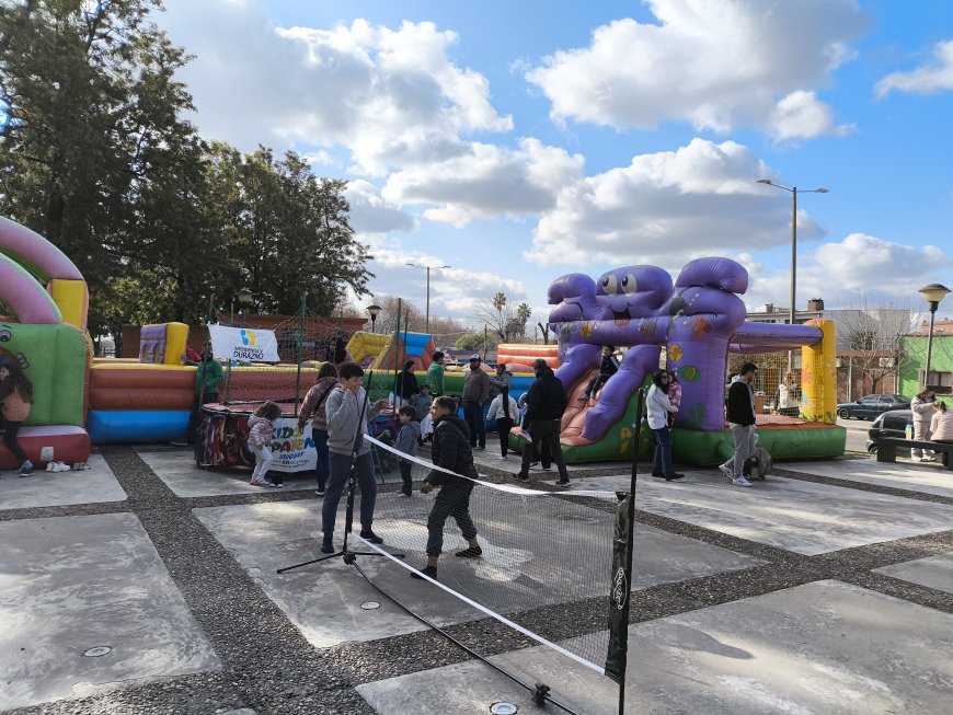 Continúa la diversión familiar en Plaza Rodó: Juegos Inflables hasta las 17:30 hs.