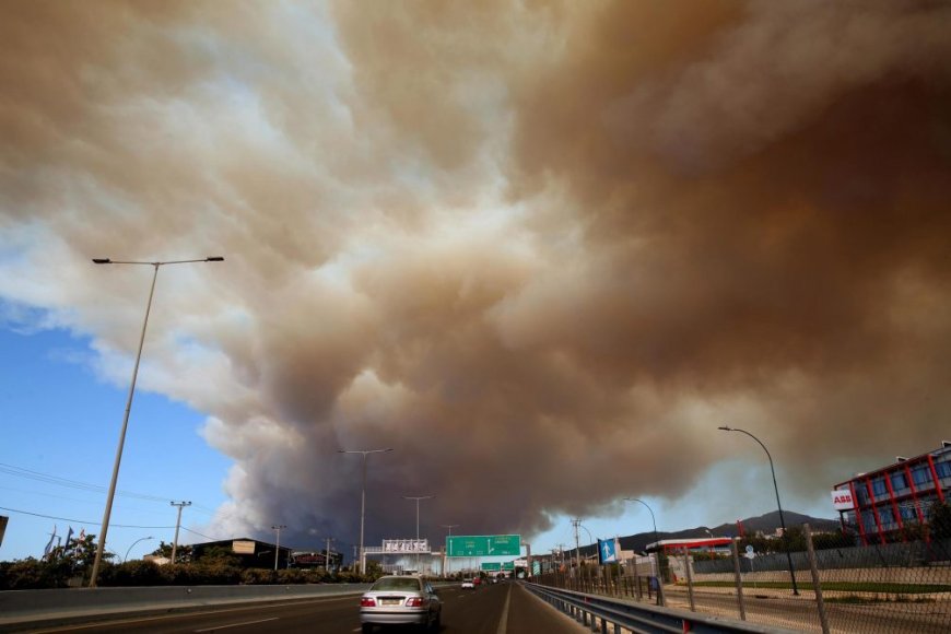 Más de 50.000 evacuados y 10.000 hectáreas quemadas en el incendio que amenaza Atenas