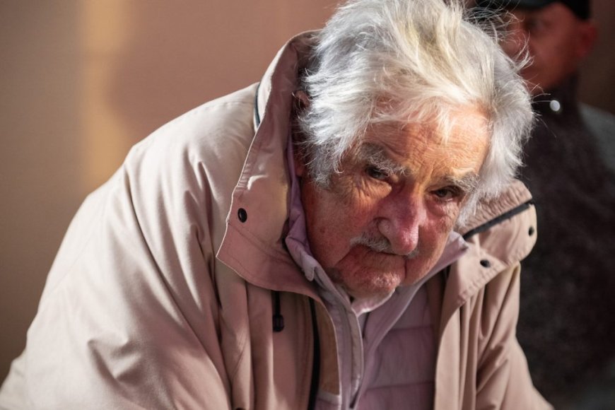 Mujica presenta una leve mejoría, dice el informe médico