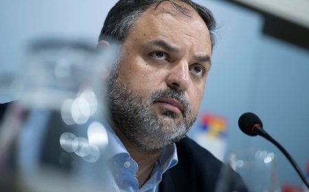 Charles Carrera renunciará al subsidio y volverá a su actividad como abogado