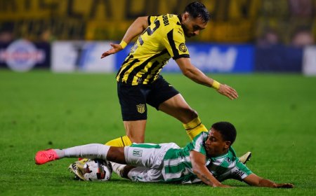 Audio VAR de Peñarol-Racing: El defensa «no juega el balón pero no veo contacto»