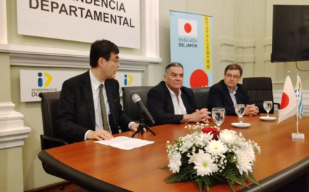 Firma con Gobierno de Japón para donación de vehículo para salud bucal en Durazno