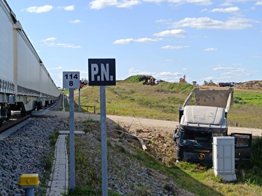 En Florida, un tren de Ferrocarril Central chocó con un camión