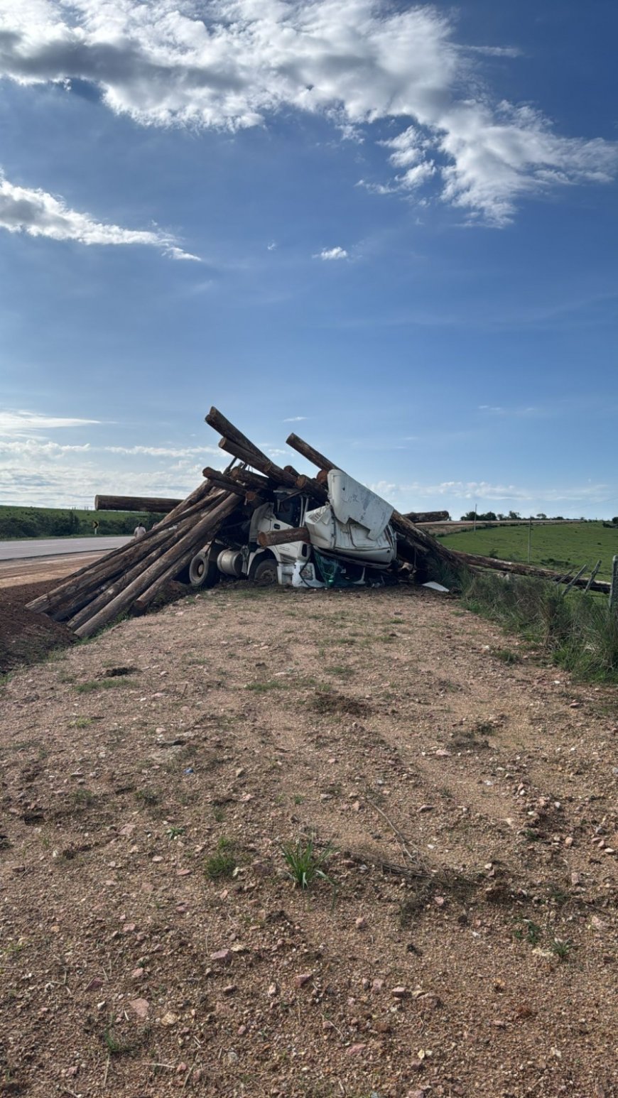 Un camionero perdió la vida tras despistar y volcar el vehículo de carga que conducía