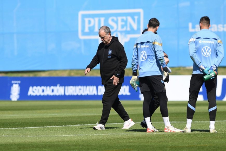 Bielsa volvió a trabajar en cancha y tendría una sola duda