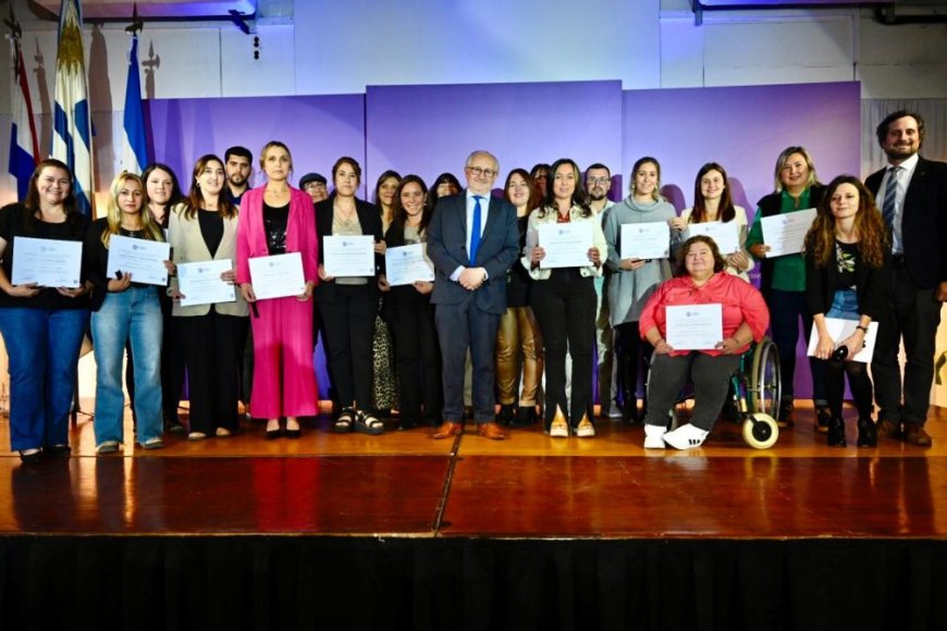 MEC entregó certificados de reconocimiento universitario a 225 docentes