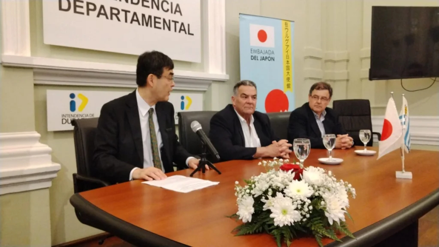 Firma con Gobierno de Japón para donación de vehículo para salud bucal en Durazno