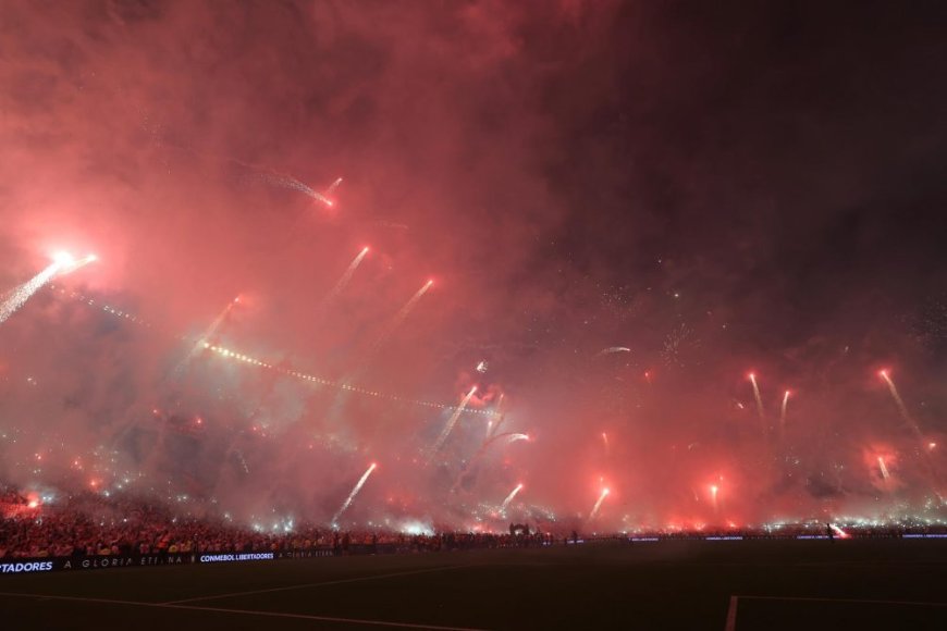 Clausuraron el Monumental por la pirotecnia lanzada por los hinchas de River