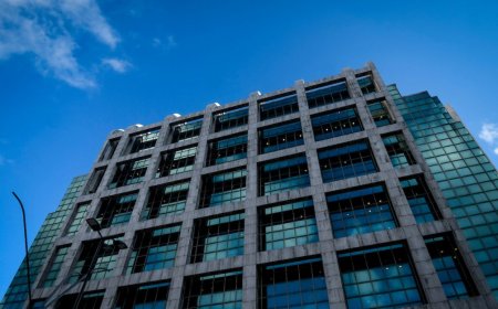 Lacalle Pou encabeza Consejo de Ministros mientras coordina reunión con Orsi