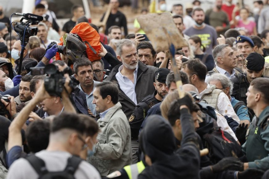 Insultos e indignación durante la visita de los reyes de España a las ciudades inundadas