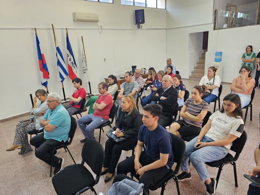 Presentación de oportunidades educativas semipresenciales en UTEC desde Sarandí del Yi