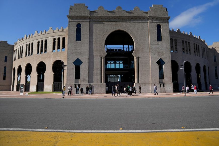 Colonia: Muestra final de cursos y talleres de Escuelas del Hogar en la Plaza de Toros