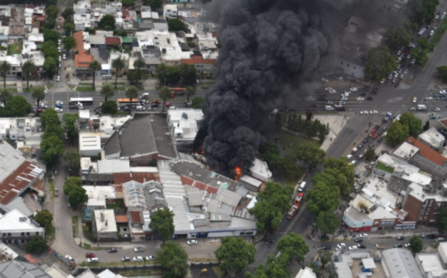 Continúan las tareas de enfriamiento tras incendio en depósito