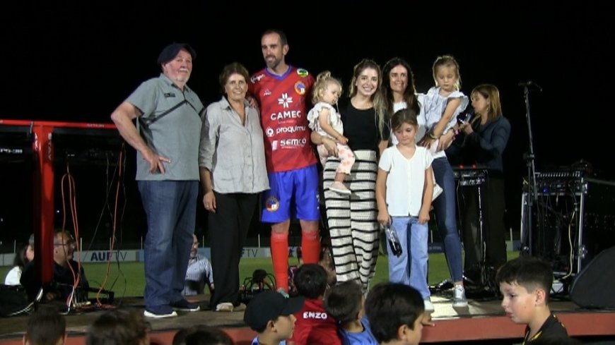 Diego Godín se despidió del fútbol jugando un partido amistoso en Colonia