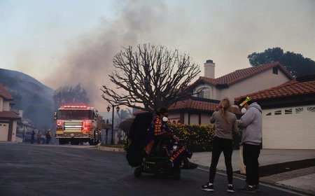Diez muertos y más de 10.000 estructuras en cenizas por incendios activos de Los Ángeles