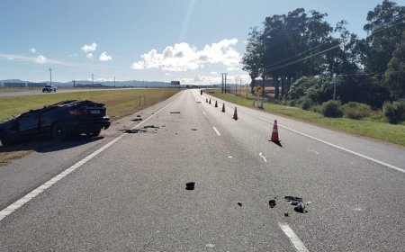Un joven argentino se encuentra grave tras volcar y chocar en Maldonado