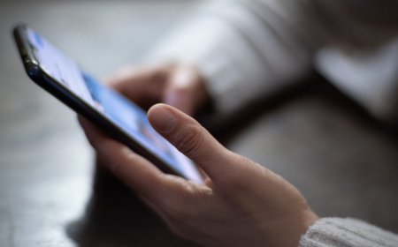 Directora de Primaria cree que hay que regular el uso de celulares en las escuelas