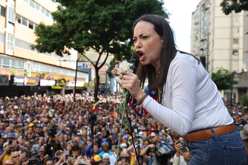 María Corina Machado es interceptada al término de la manifestación en Caracas, denuncia su partido