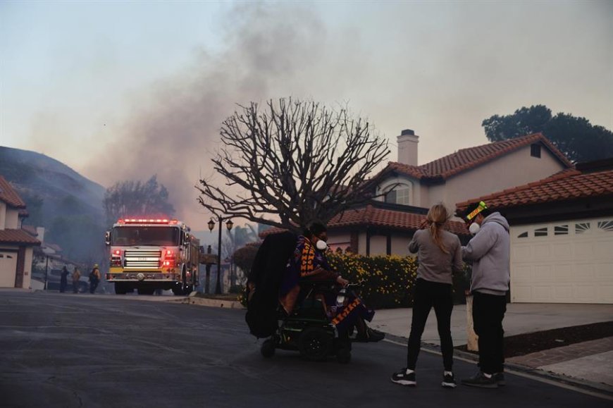 Diez muertos y más de 10.000 estructuras en cenizas por incendios activos de Los Ángeles